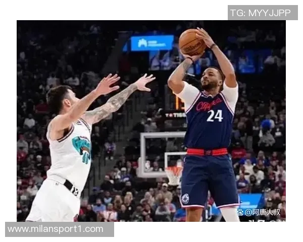 快船半场小幅领先灰熊哈登小卡联手发力助队取胜